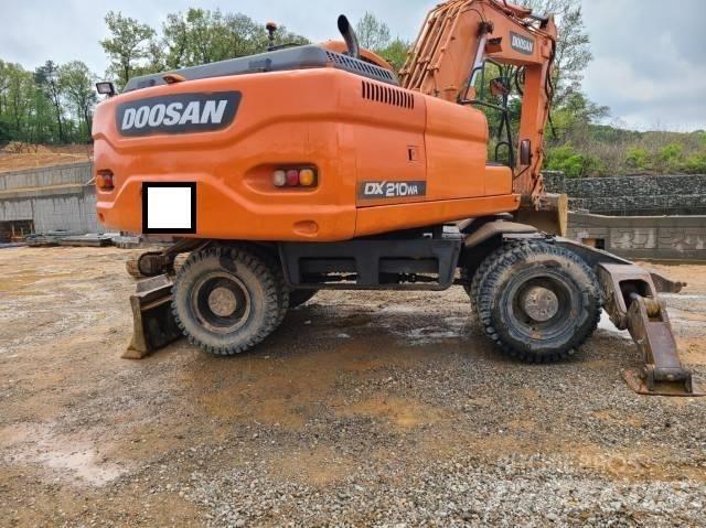 Doosan DX 210 W Pelle sur pneus