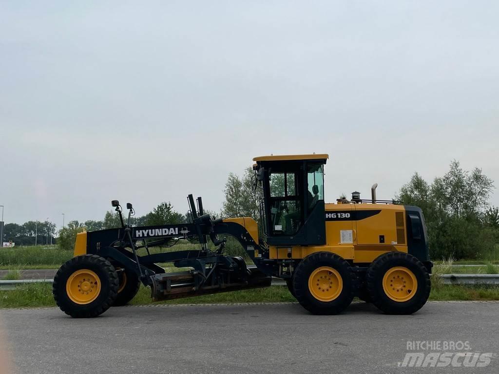 Hyundai HG130 Niveleuse