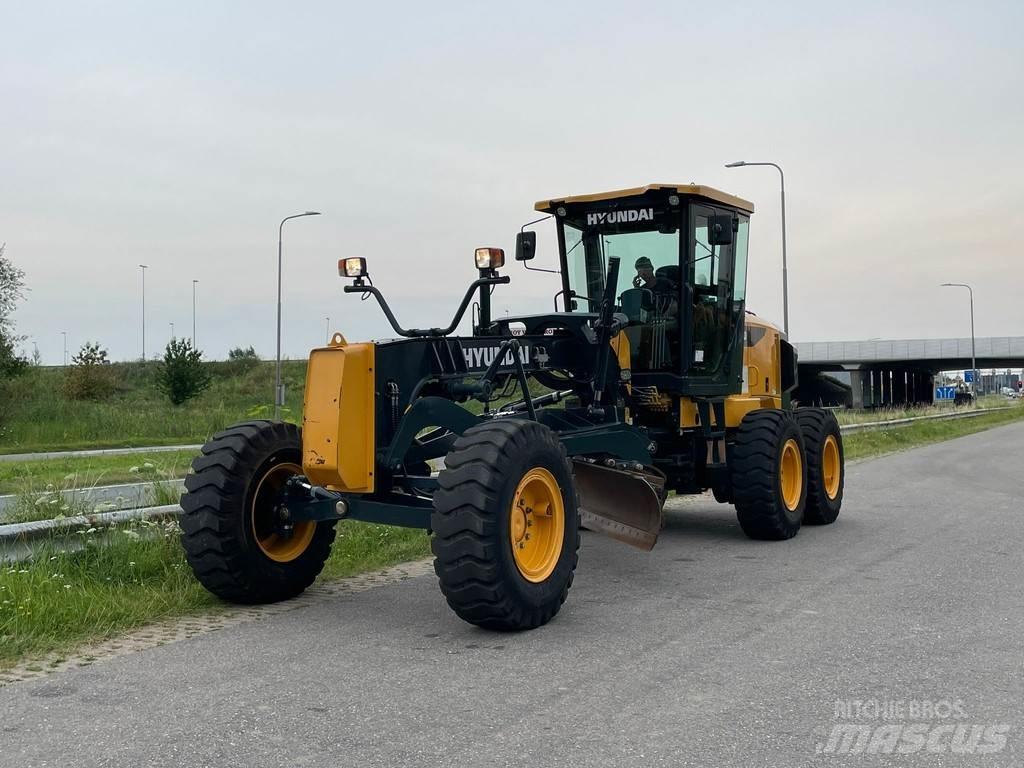 Hyundai HG130 Niveleuse