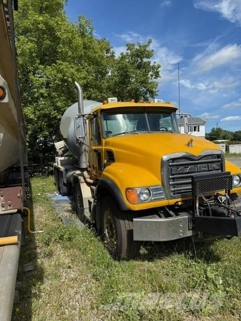 Mack CV 713 Pompe à béton