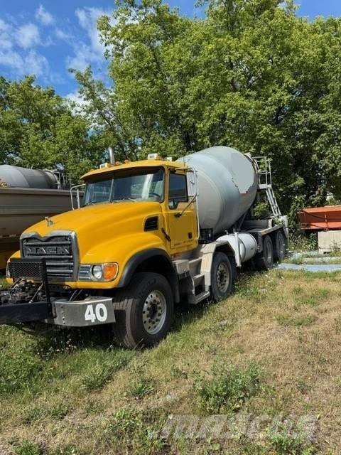 Mack CV 713 Pompe à béton