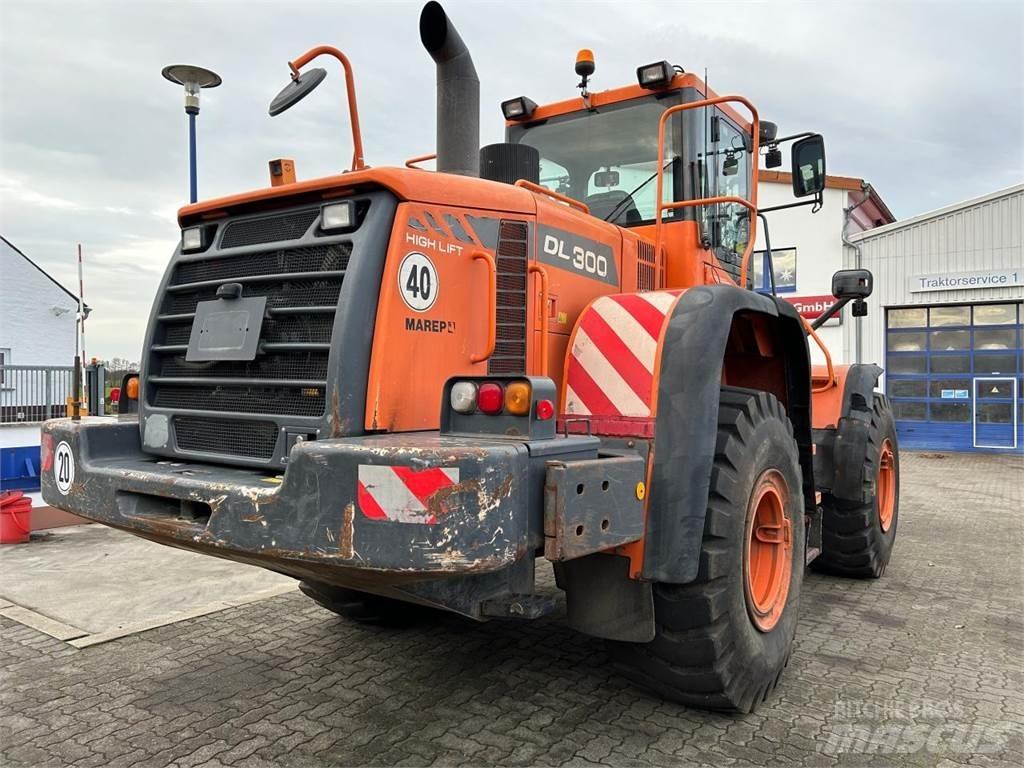 Doosan DL 300 Chargeuse sur pneus