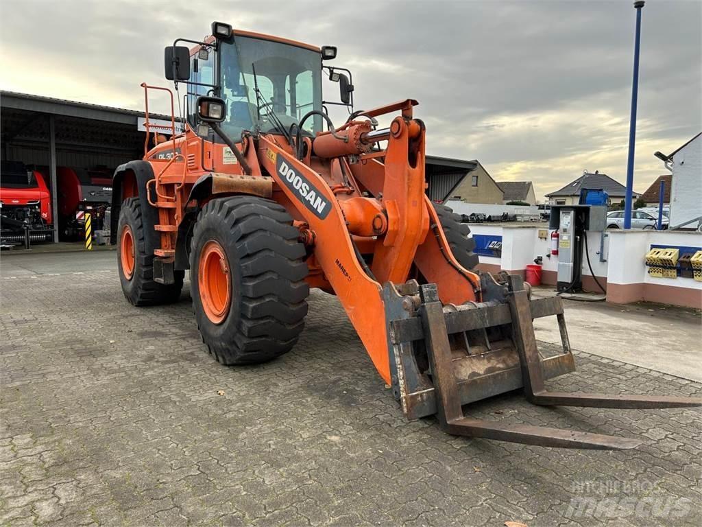 Doosan DL 300 Chargeuse sur pneus