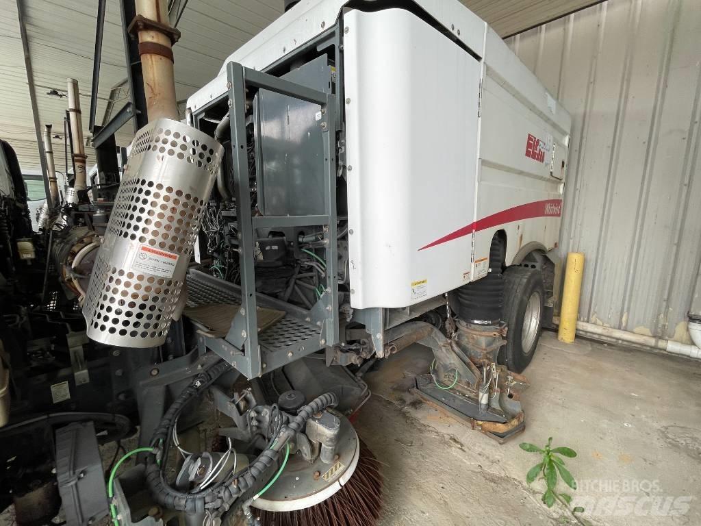 UD 3300 Camion balayeur