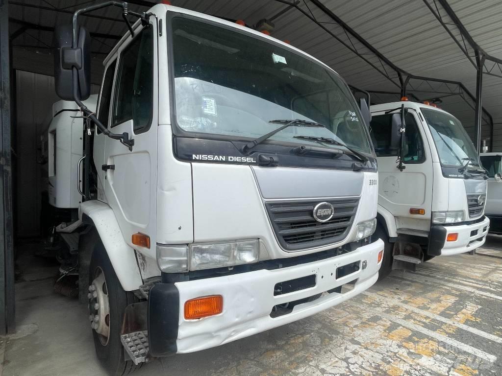 UD 3300 Camion balayeur