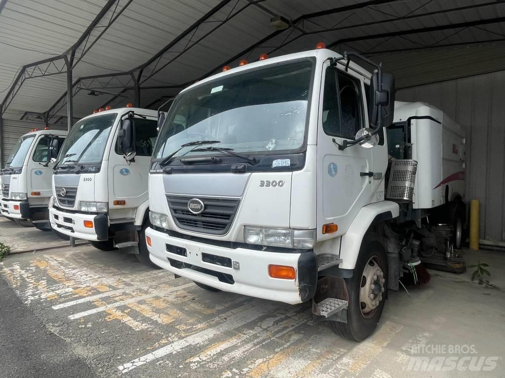 UD 3300 Camion balayeur