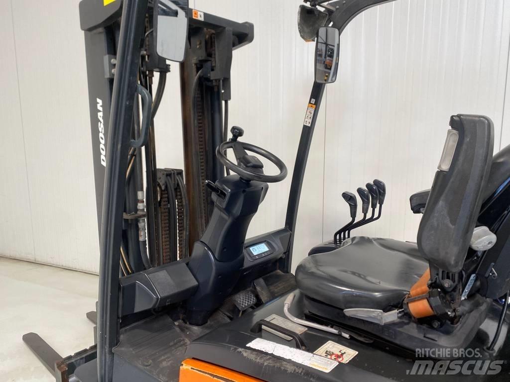 Doosan B25X-7 Chariots élévateurs électriques