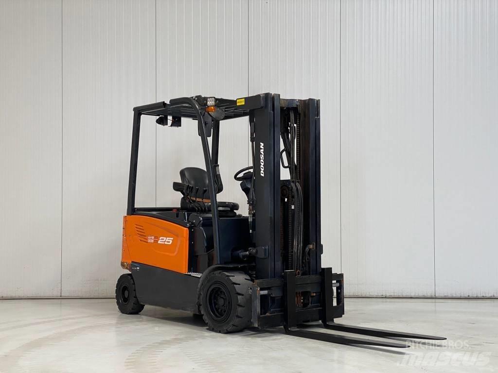 Doosan B25X-7 Chariots élévateurs électriques
