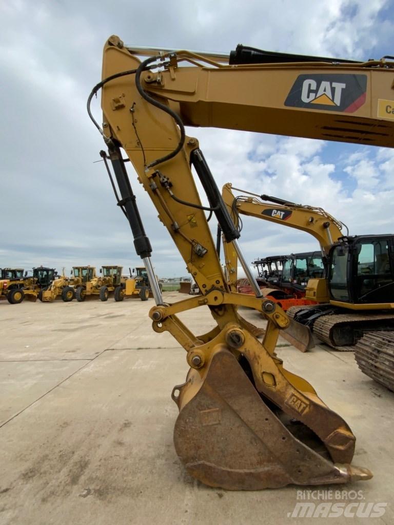 CAT 323 Pelle sur chenilles