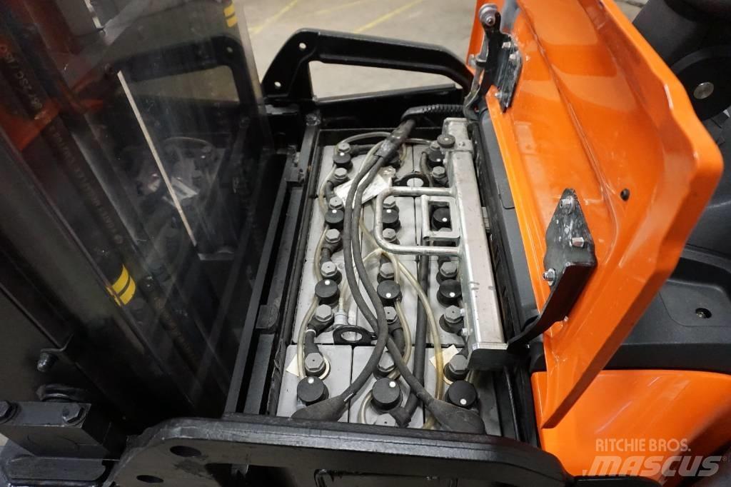 Toyota SPE160L Gerbeur accompagnant