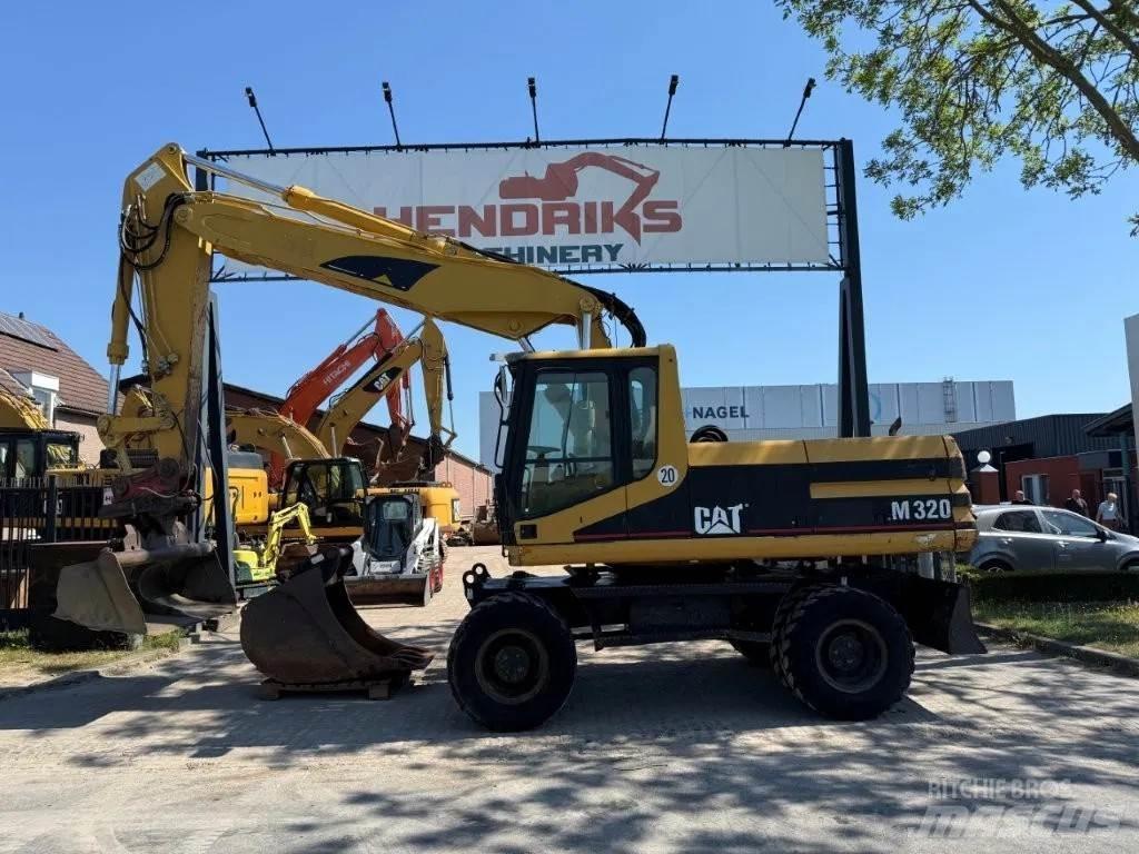 CAT M320 2001 Pelle sur pneus