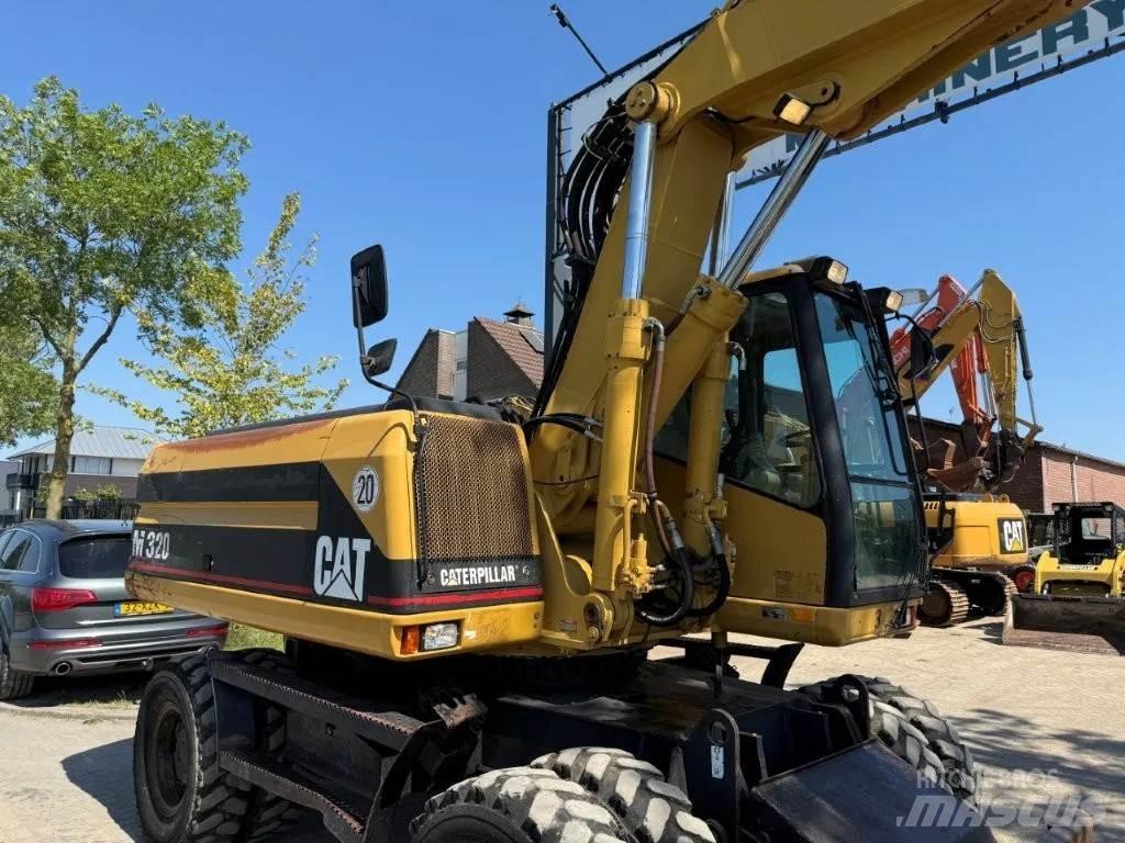CAT M320 2001 Pelle sur pneus