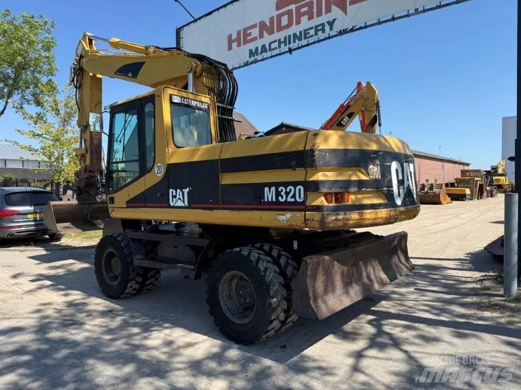 CAT M320 2001 Pelle sur pneus