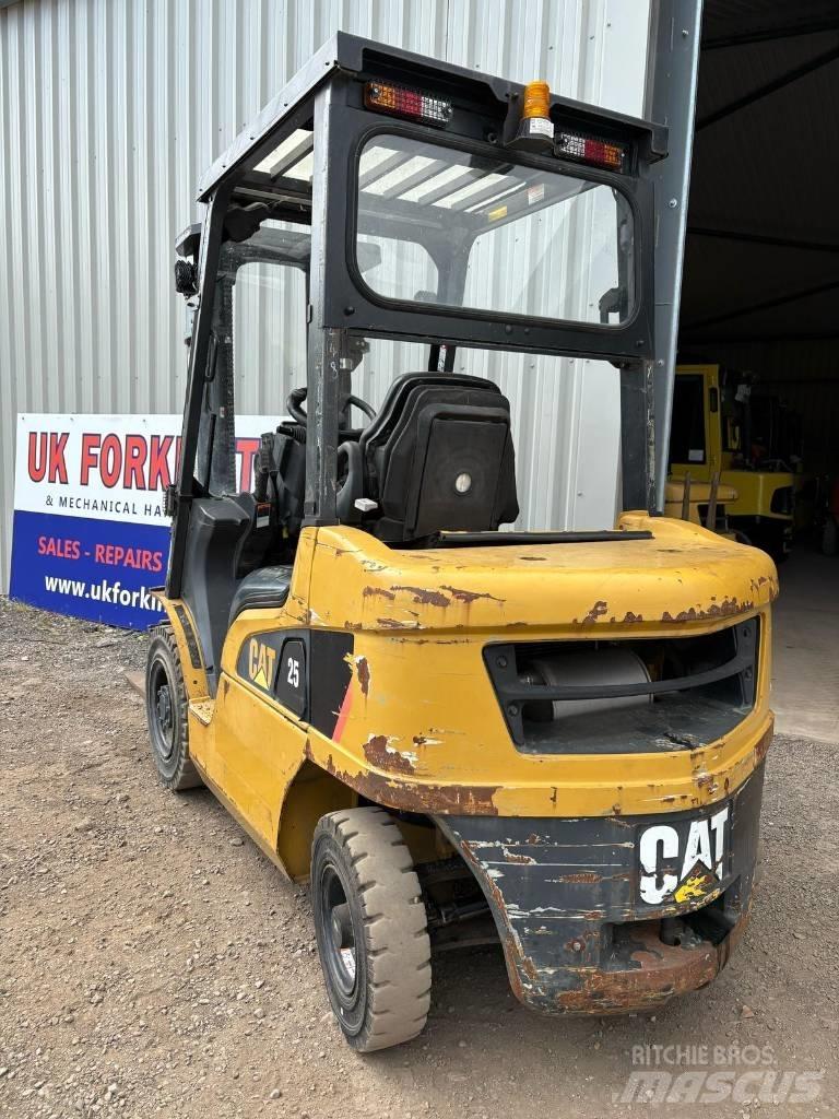 CAT DP 25 NT Chariots diesel