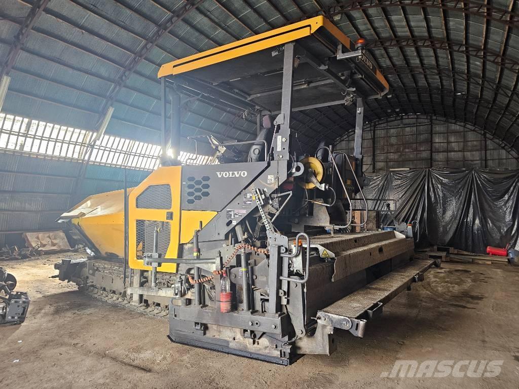 Volvo P6820C Finisseur