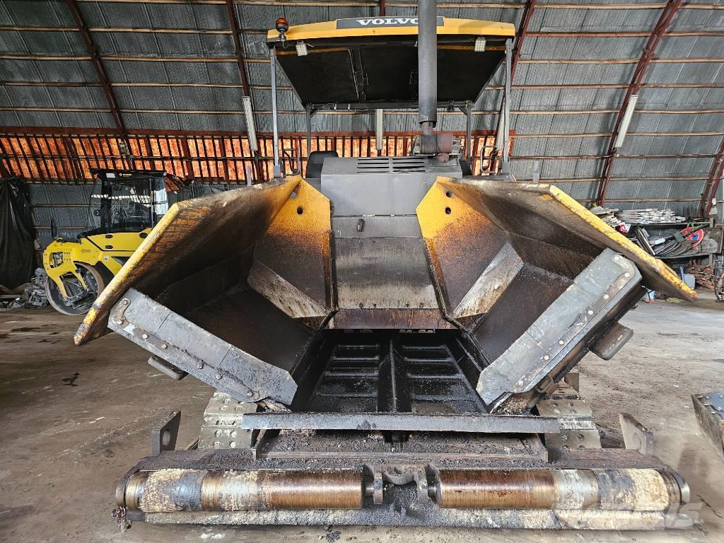 Volvo P6820C Finisseur