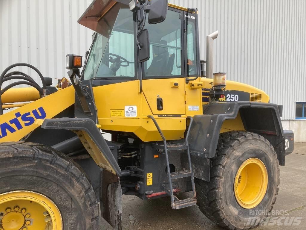 Komatsu WA 250 Chargeuse sur pneus