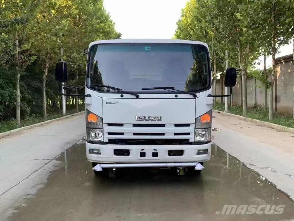 Isuzu ELF 4x2 Camion citerne à eau