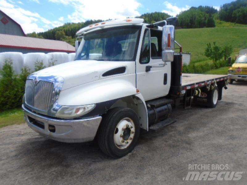 International 4200 Camion plateau