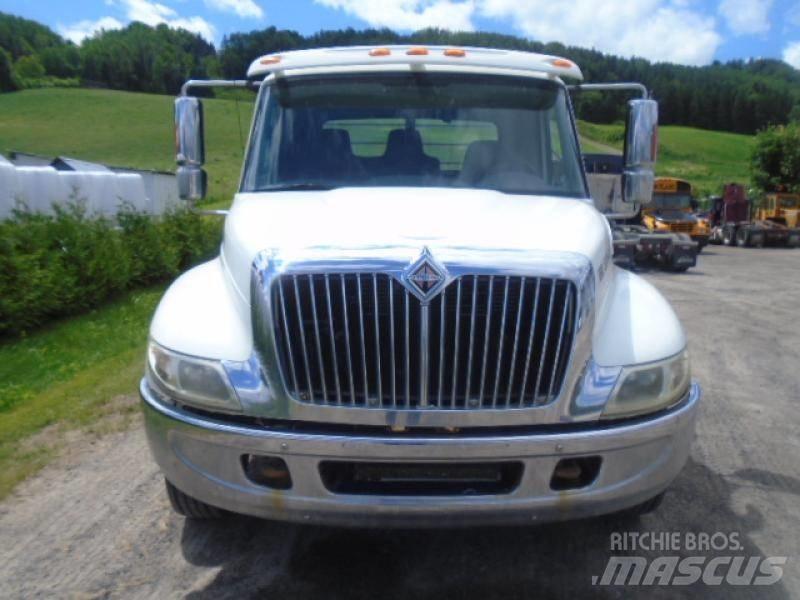 International 4200 Camion plateau
