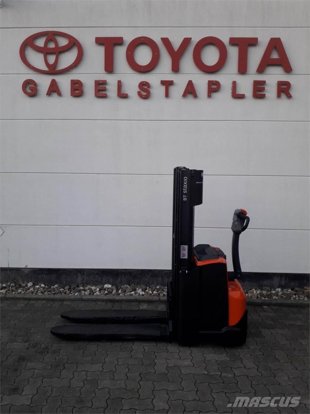 Toyota SWE120 Gerbeur accompagnant