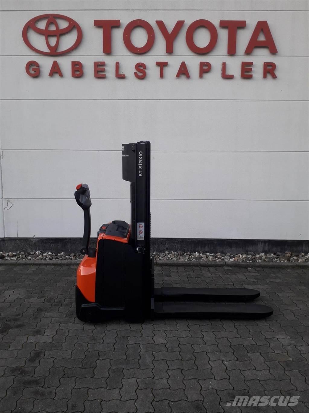Toyota SWE120 Gerbeur accompagnant