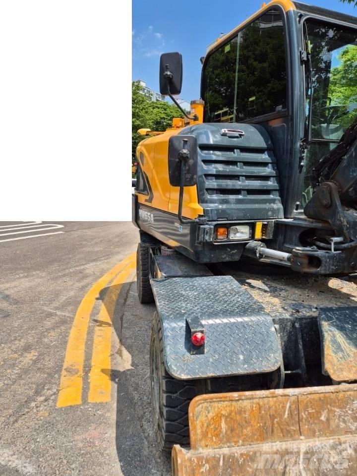 Hyundai 65A Pelle sur pneus