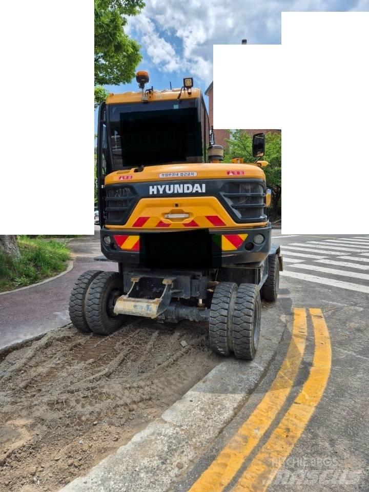 Hyundai 65A Pelle sur pneus