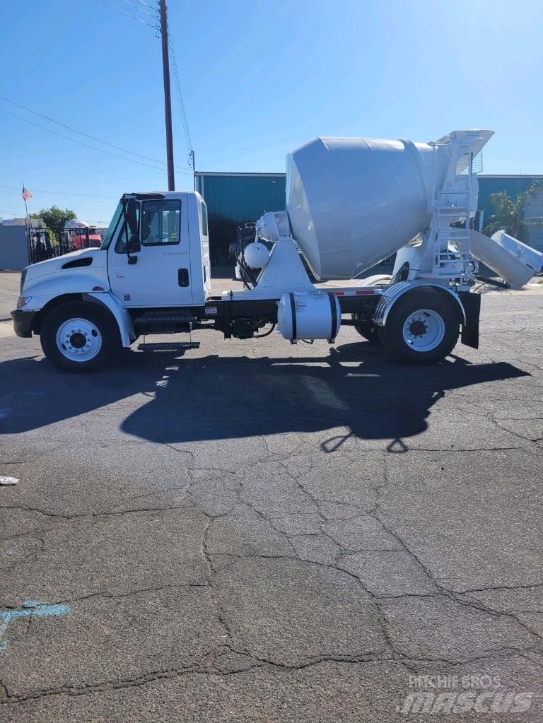 International 4300 Camion plateau