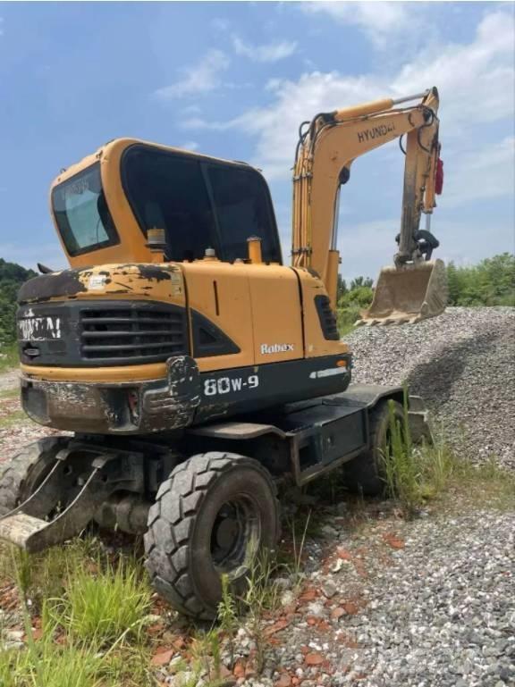 Hyundai 80W-9 Pelle sur pneus