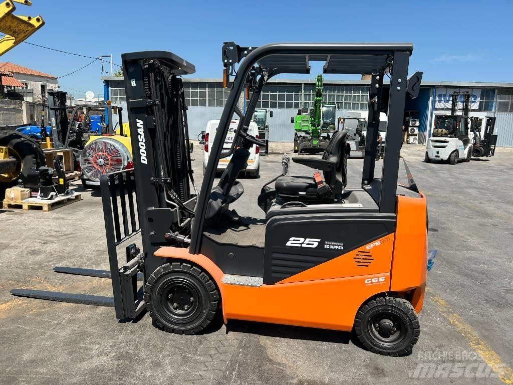 Doosan B 25 NS Chariots élévateurs électriques