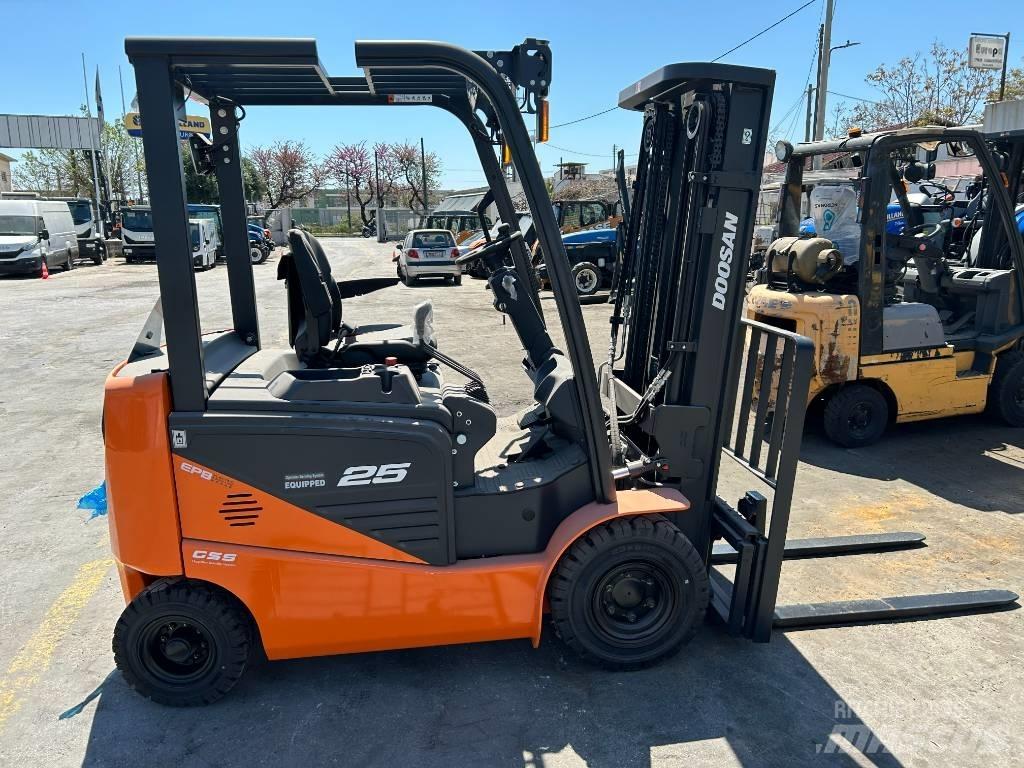 Doosan B 25 NS Chariots élévateurs électriques