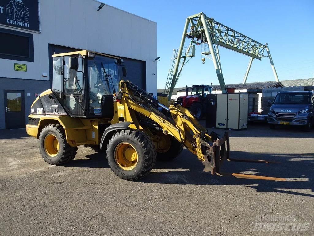 CAT 908 Chargeuse sur pneus