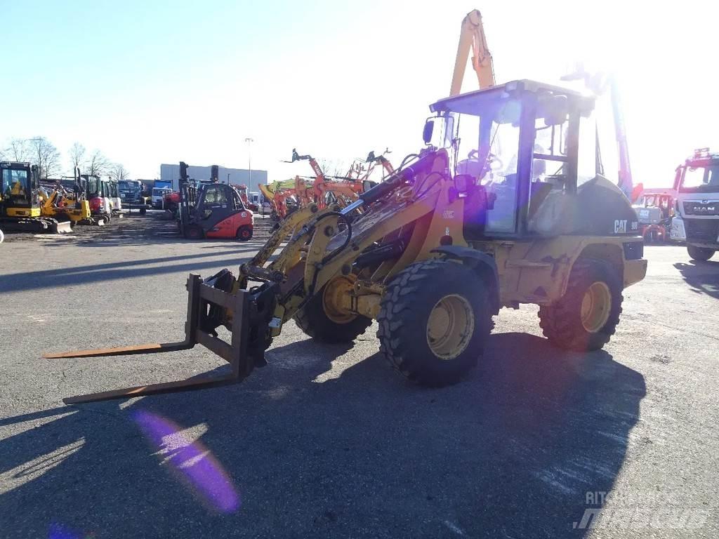 CAT 908 Chargeuse sur pneus
