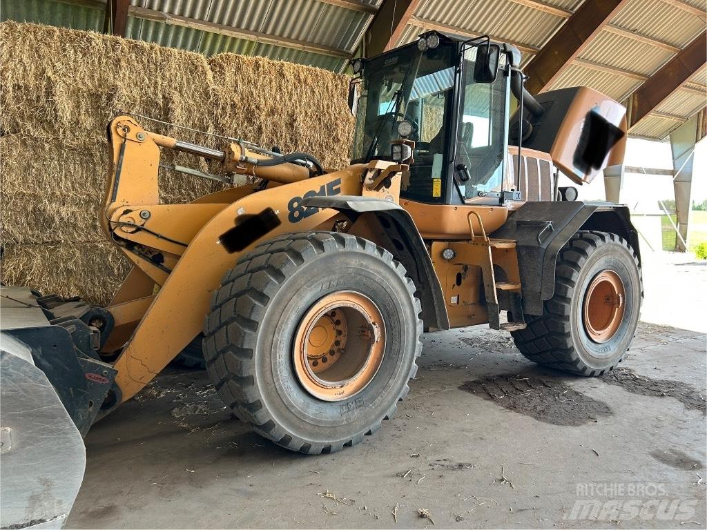 CASE 821 E Chargeuse sur pneus