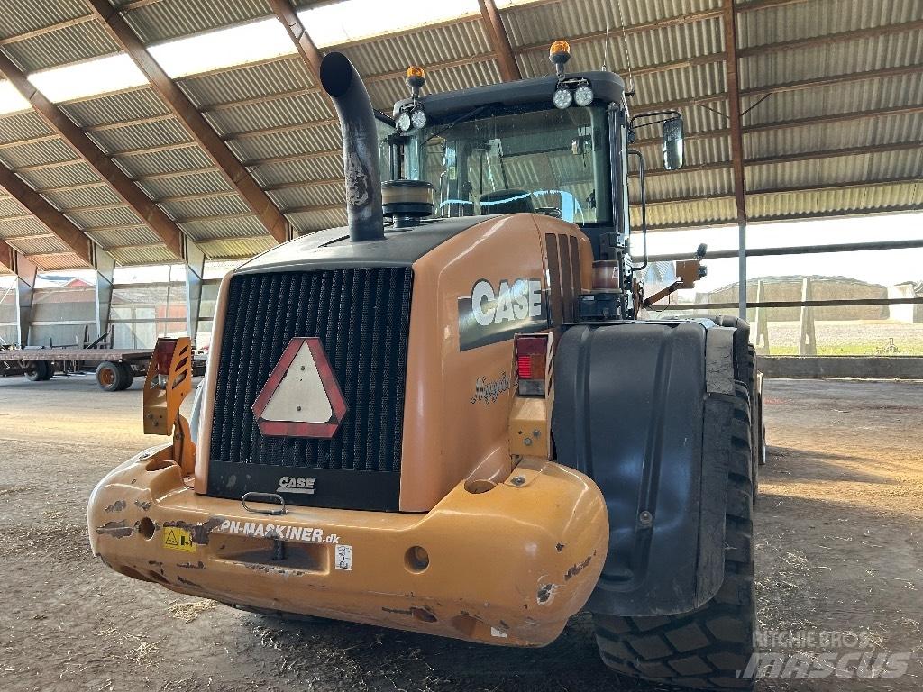 CASE 821 E Chargeuse sur pneus