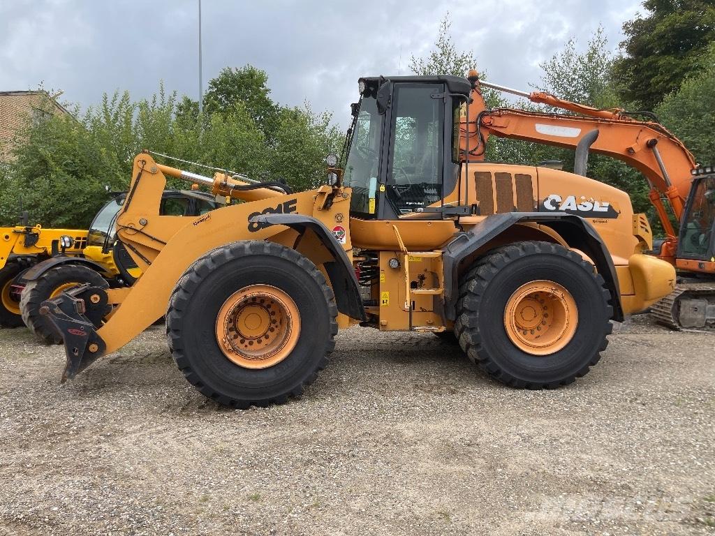 CASE 821 E Chargeuse sur pneus