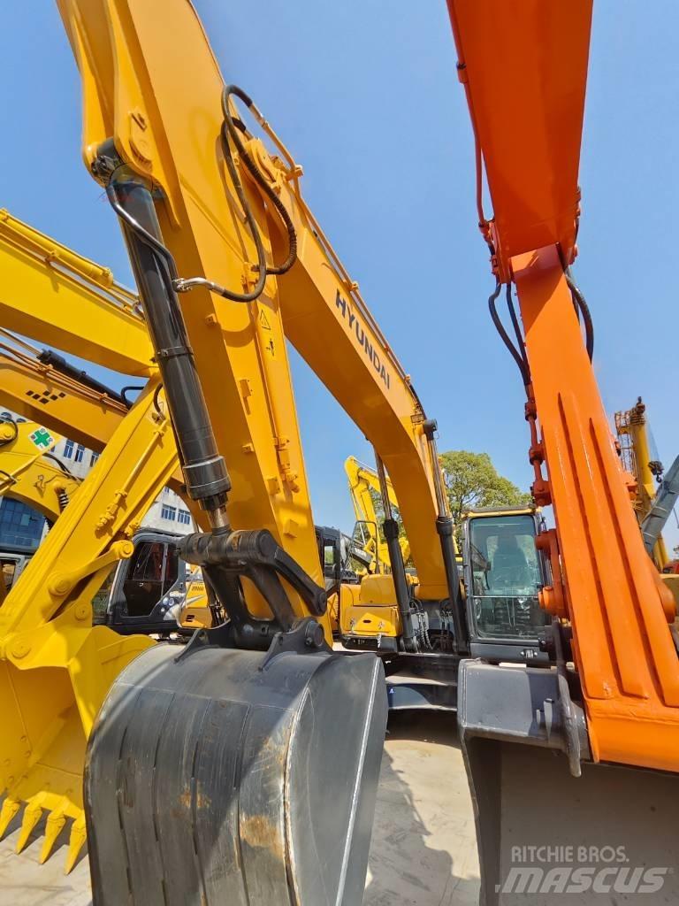 Hyundai R220LC-9S Pelle sur chenilles