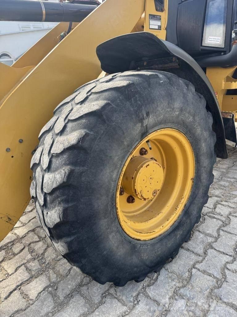 CAT 908M Chargeuse sur pneus