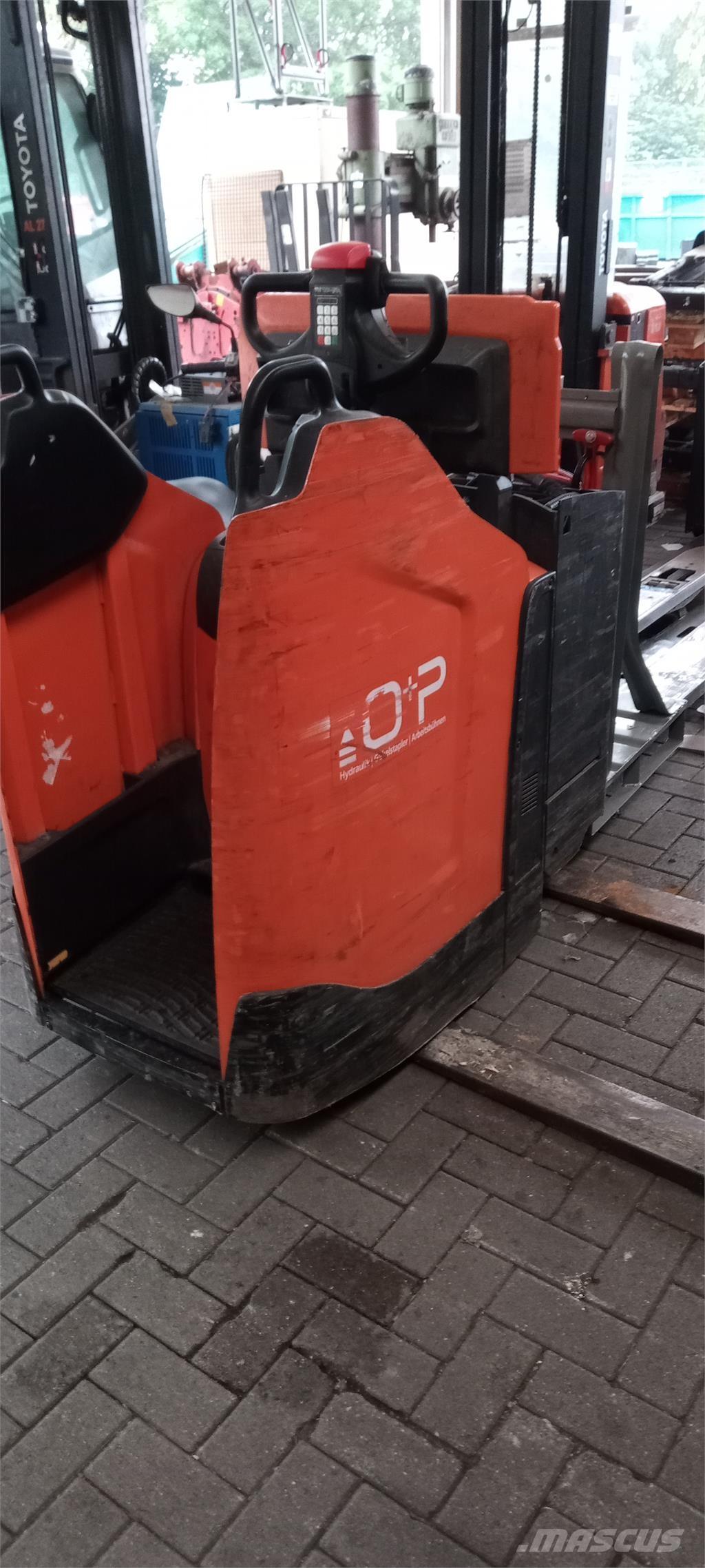 Toyota LPE 250 Gerbeur accompagnant