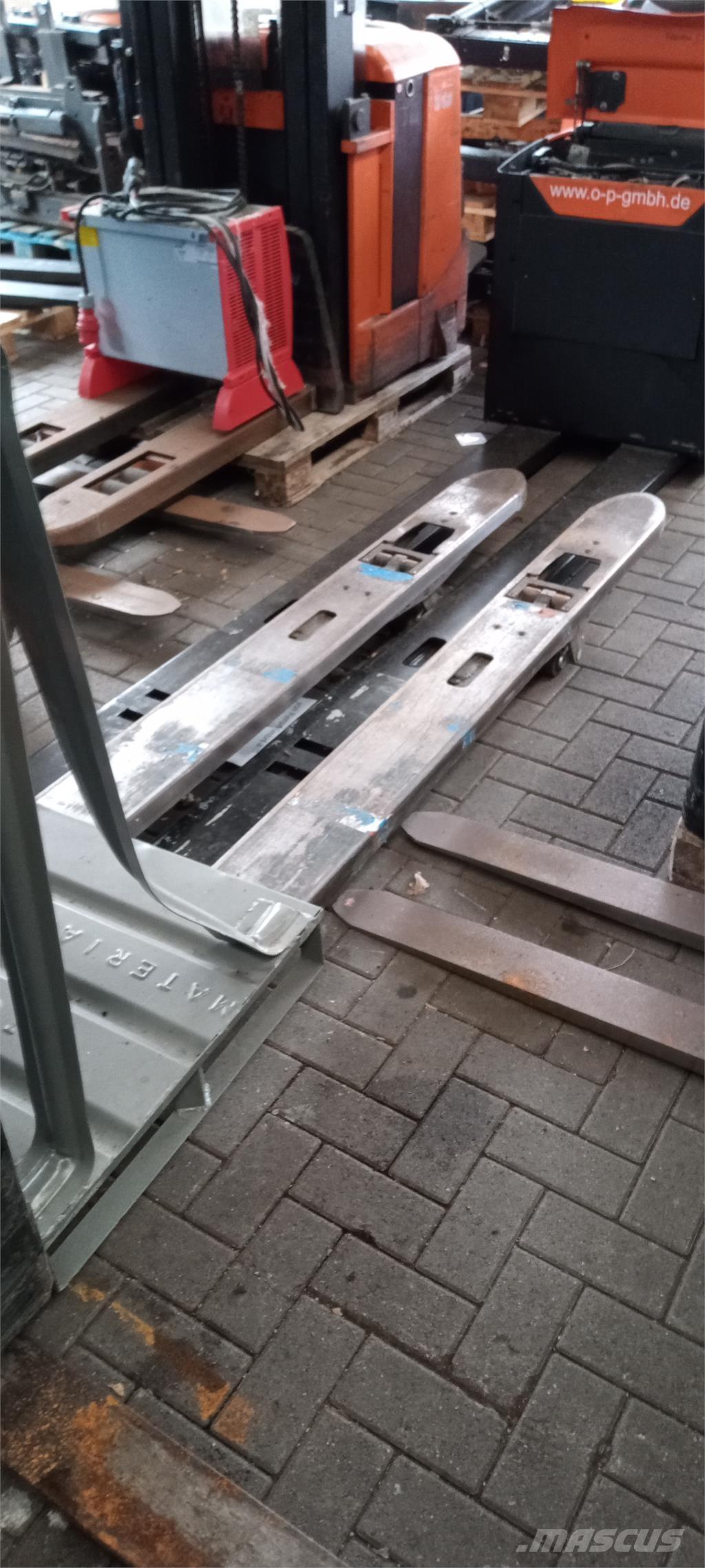 Toyota LPE 250 Gerbeur accompagnant