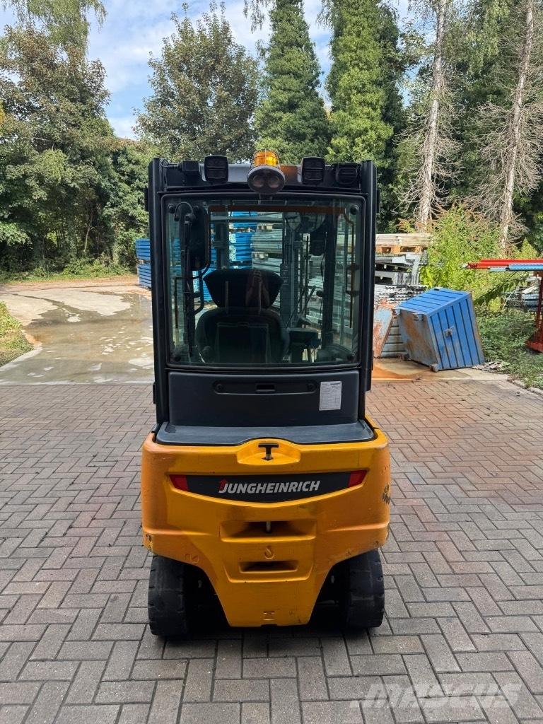 Jungheinrich EFG320 Chariots élévateurs électriques