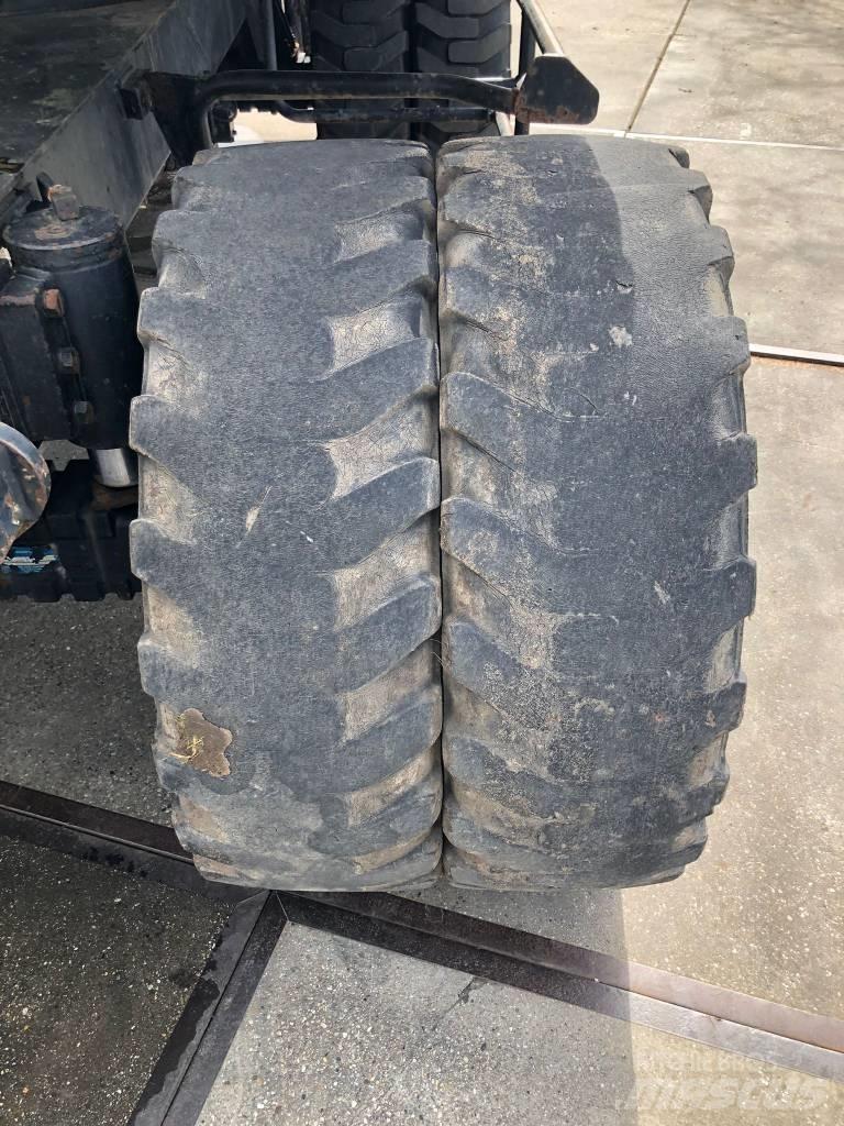Etec 813B Pelle sur pneus