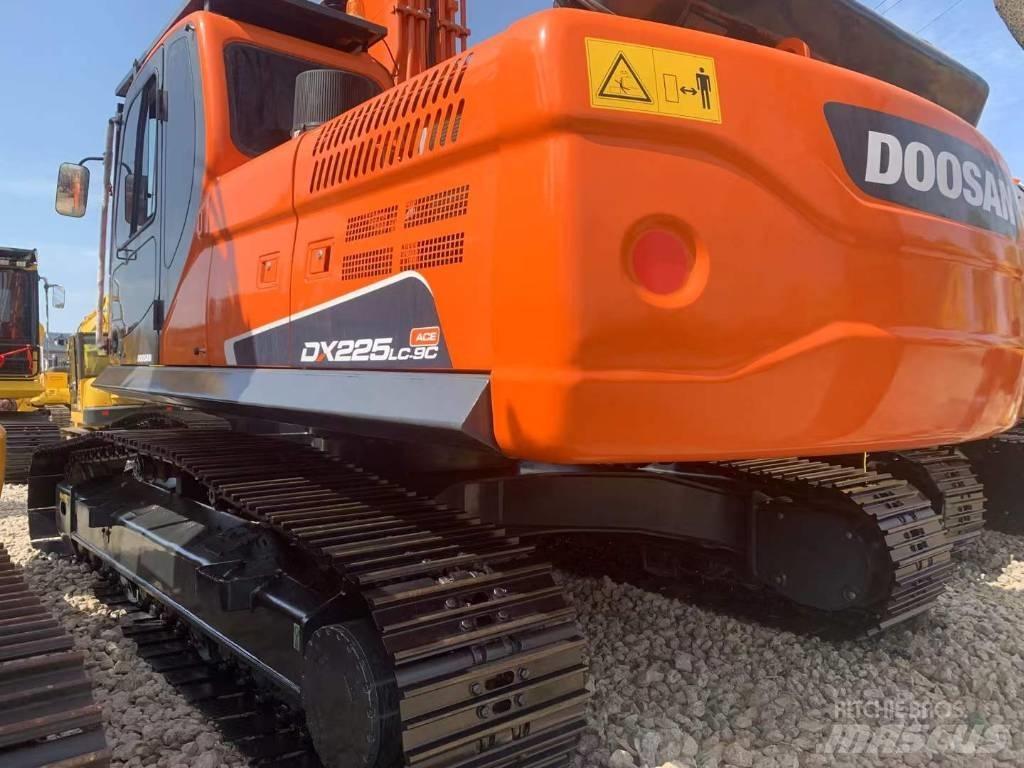Doosan DX 225 Pelle sur chenilles