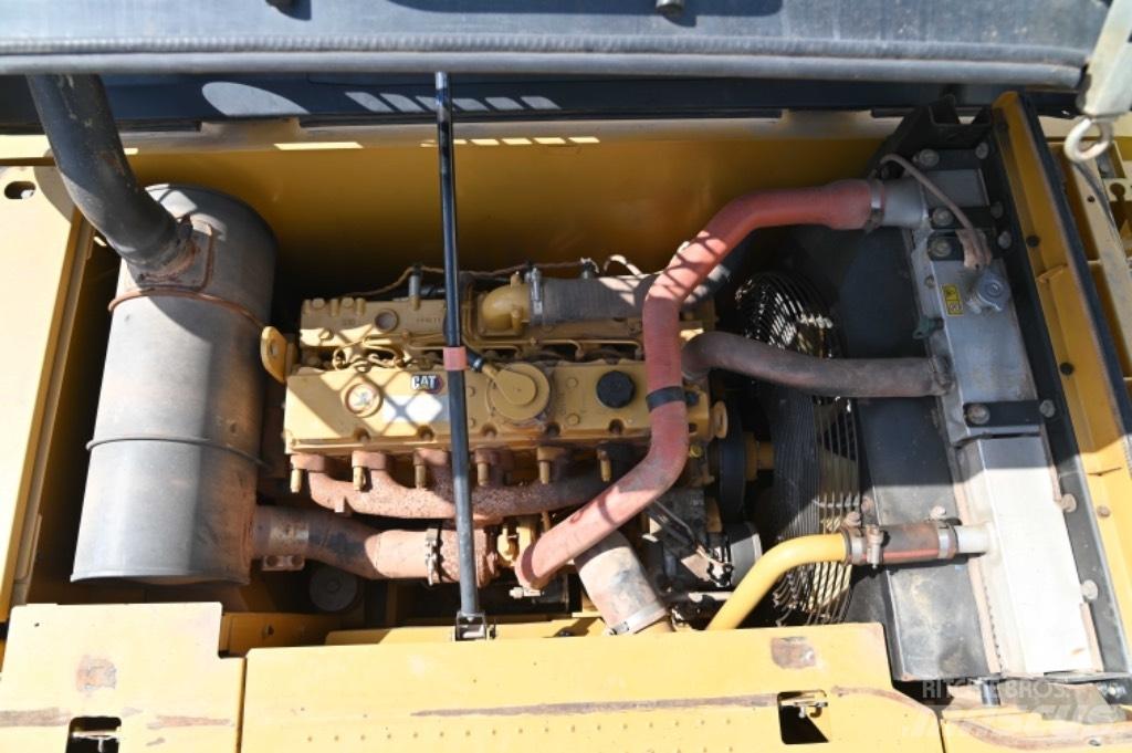 CAT 323D3 Pelle sur pneus