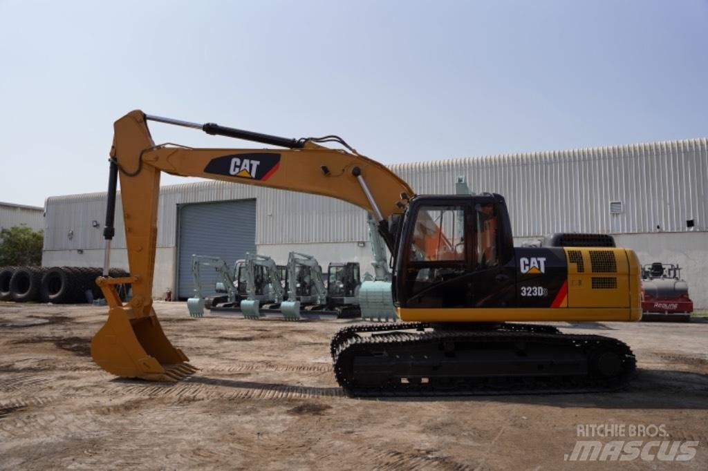 CAT 323D3 Pelle sur pneus