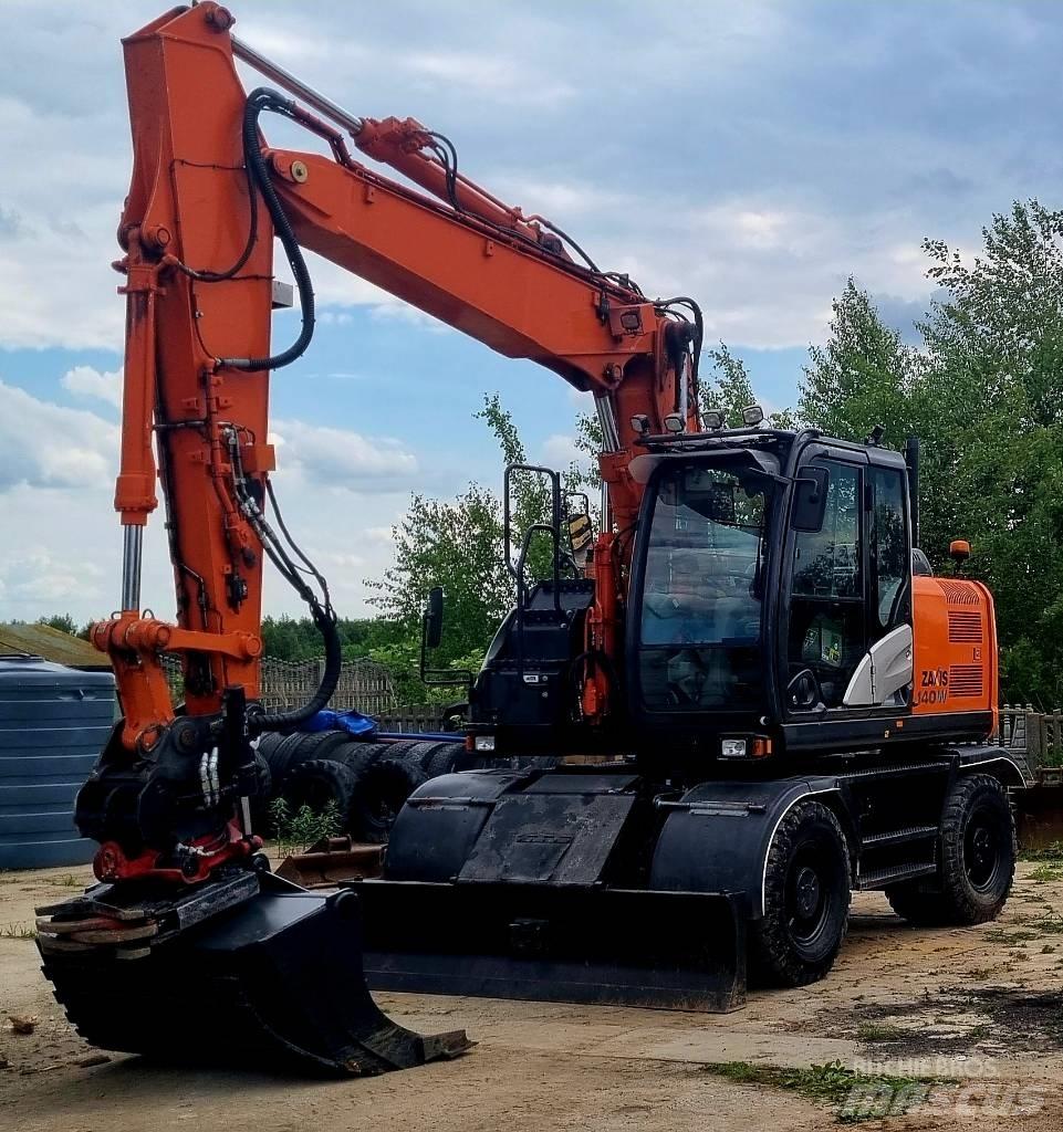 Hitachi 140W Pelle sur pneus