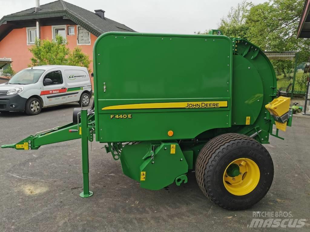 John Deere F440E Presse à balle ronde