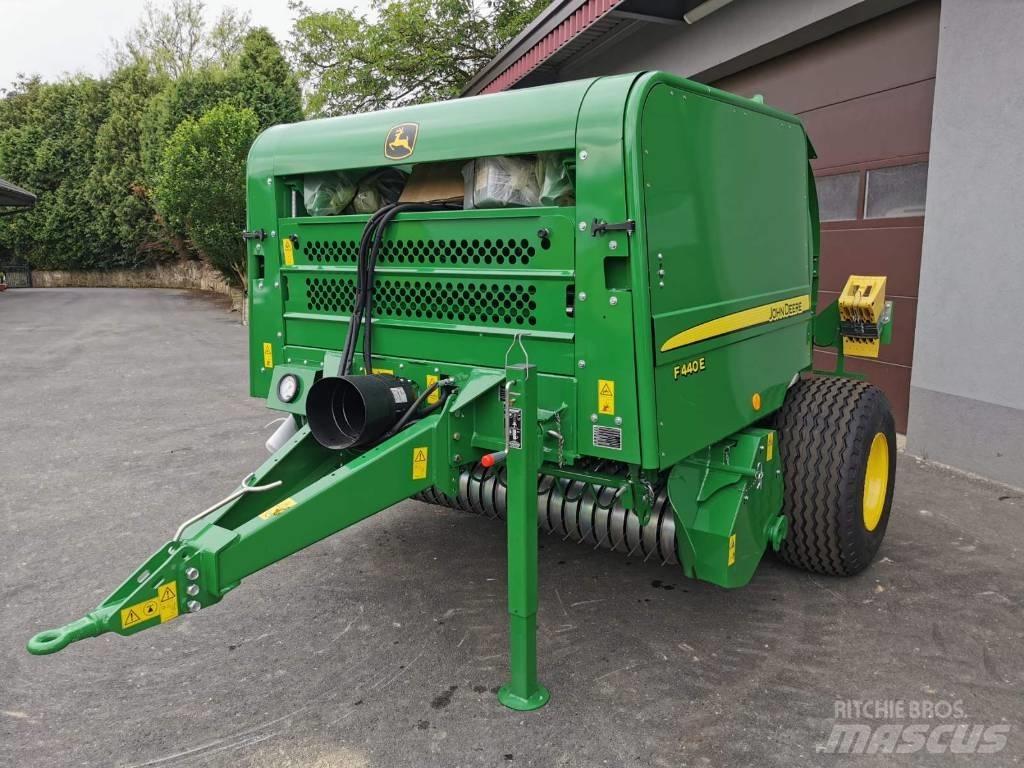 John Deere F440E Presse à balle ronde