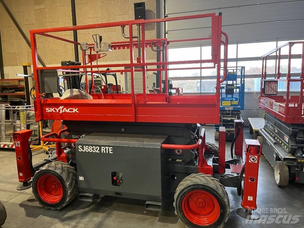 SkyJack SJ 6832 RTE Nacelle ciseaux
